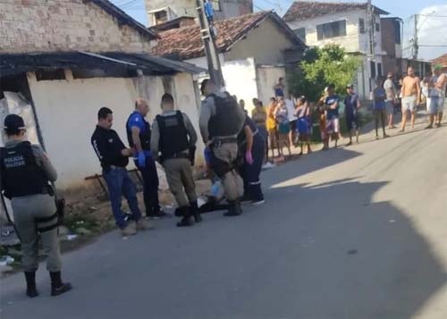 Homem assassinado a tiros por trio mascarado; uma criança fica ferida ao atuar como escudo
