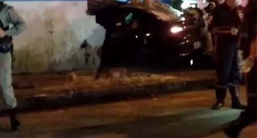 Em perseguição, condutor é baleado, colide carro em oficina e agoniza até a morte