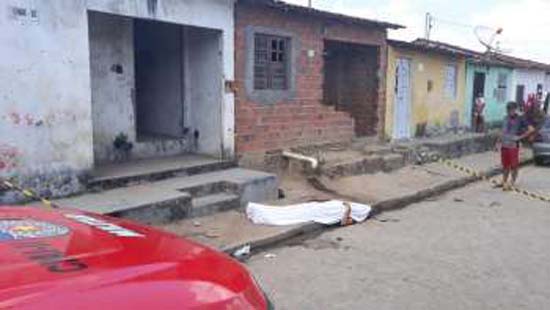 Dois morrem e um é socorrido após atentado em frente a residência no agreste