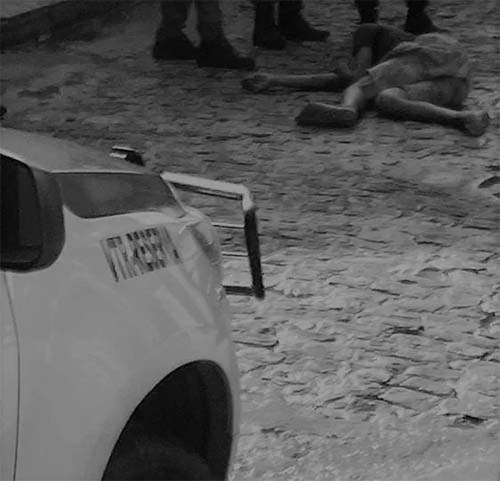 Jovem é surpreendido em frente à residência e morto a tiros