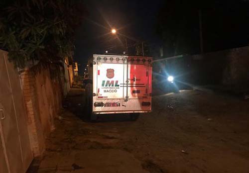 Homem é morto com quatro tiros na cabeça no Feitosa, em Maceió