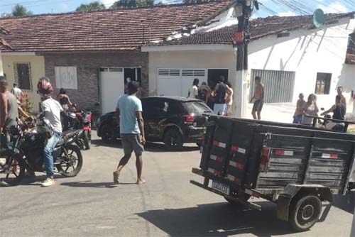 Homem é alvejado na calçada de casa em Fernão Velho e morre no local