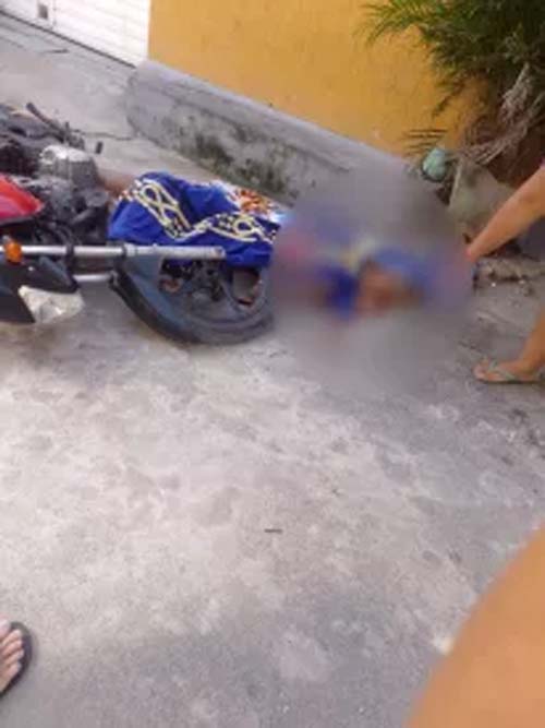 Jovem é assassinado a tiros e facadas na frente da casa da namorada