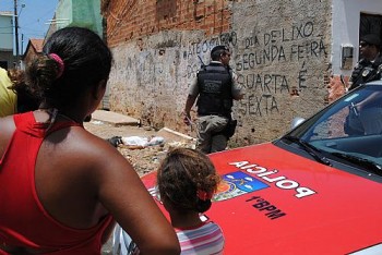 Vítima é morta a pedradas e tiros na Levada