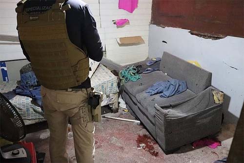 Homem mata amigo a facadas e esconde corpo embaixo de sofá no bairro Ponta da Terra