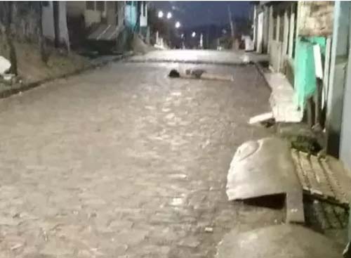 Jovem é morta em via pública na região metropolitana