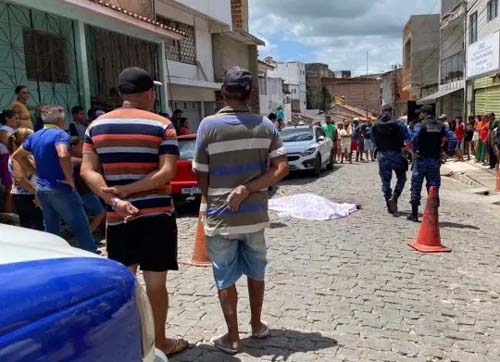 PM reformado é morto a tiros em via pública no interior de Alagoas
