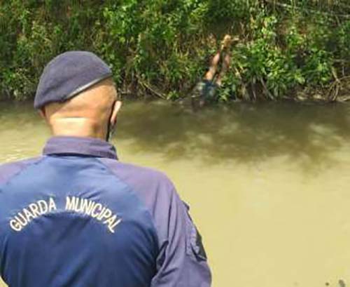 Jovem é encontrado morto com pés amarrados em rio