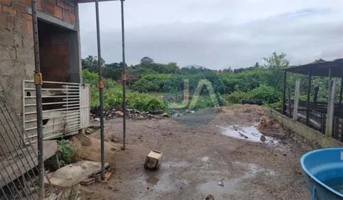 Homem é executado com tiros na cabeça em frente a construção