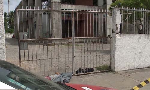 Jovem é morto a tiros durante jogo de futebol em pátio de igreja no Vergel