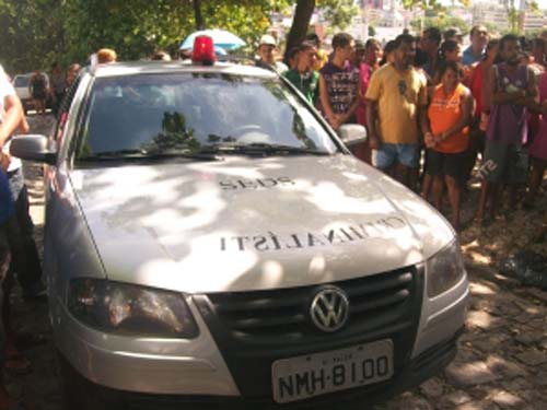 Jovem é executado na porta de bomboniere