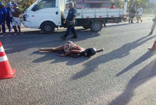 Mulher morre em colisão entre moto e caminhão 