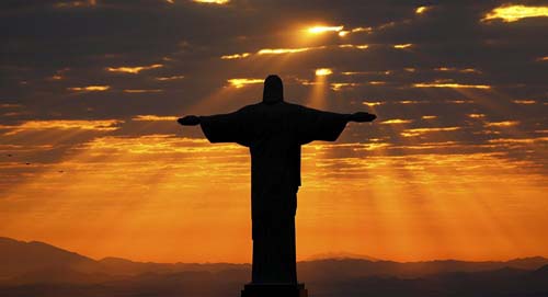 Especialista: real desvalorizado atrai turistas estrangeiros, mas violência ainda causa medo