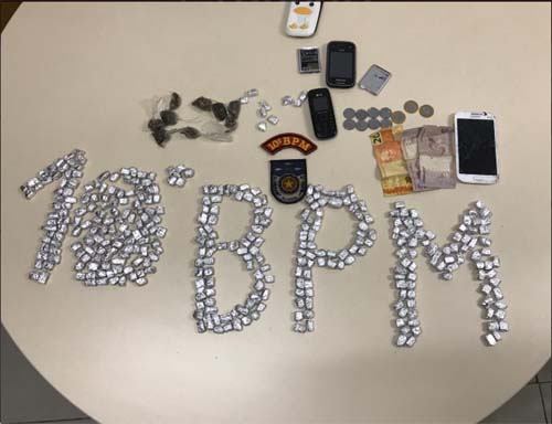 Dupla é presa com mais de 360 bombinhas de maconha