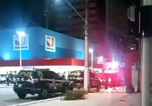 Homem é morto a tiros próximo a supermercado na Jatiúca; PC está investigando