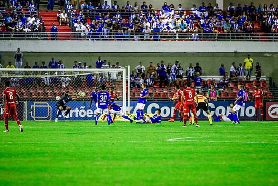 CSA apaga no segundo tempo e perde de virada para o Vila Nova no Rei Pelé