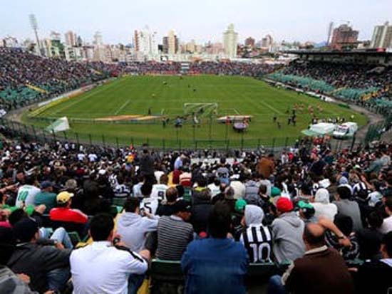 De virada, CSA vence o Figueirense e fica a um ponto da liderança da Série B