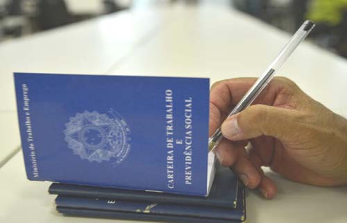 Emprego com carteira assinada cresce pelo quarto mês consecutivo no país