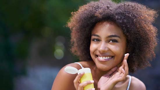 Sol e pele delicada: é bom ter cuidado e atenção redobrados