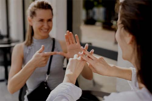 Curso on-line gratuito ensina Libras com 60 aulas em vídeo