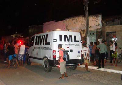 Homem é perseguido, invade residência e é assassinado em Maceió