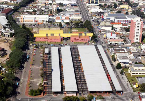 Criança deixa de comer parte de merenda escolar para alimentar avós