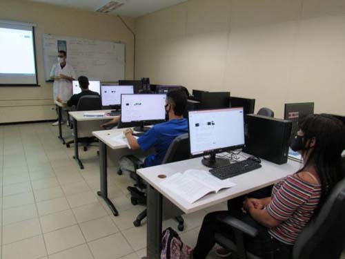 Jovens assistidos pela Assistência Social participam de curso de operador de computador