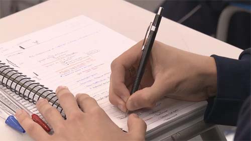 Cursos EaD têm maioria dos alunos pela 1ª vez, aponta exame do MEC; nota é mais baixa do que presencial