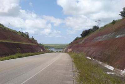Carreta tenta desviar de moto, tomba e é atingida por ônibus de trabalhadores