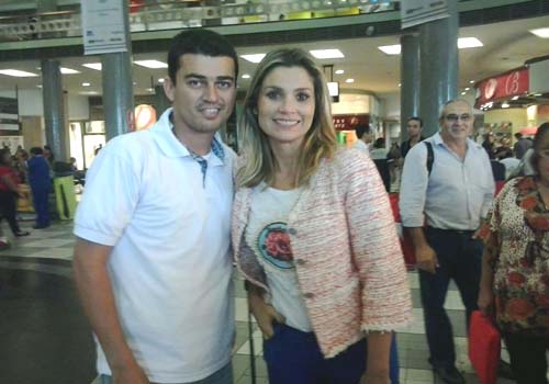 Jornalista palmarino Dagoberto Manoel encontra atriz da novela Salve Jorge em São Paulo