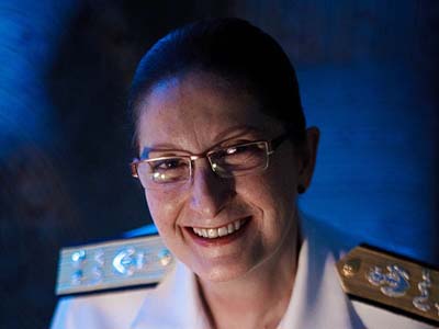 Primeira general diz que é preciso cautela com mulher militar 