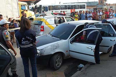 Pedreiro é executado dentro de carro em Maceió