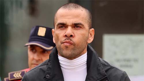 Daniel Alves é absolvido pela Justiça espanhola da acusação de estupro