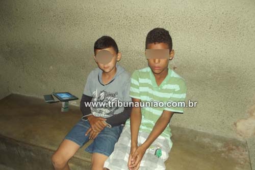 Menores de 12 e 10 anos são flagrados pela policia enquanto roubavam Supermercado sábado a noite em Santana do Mundaú