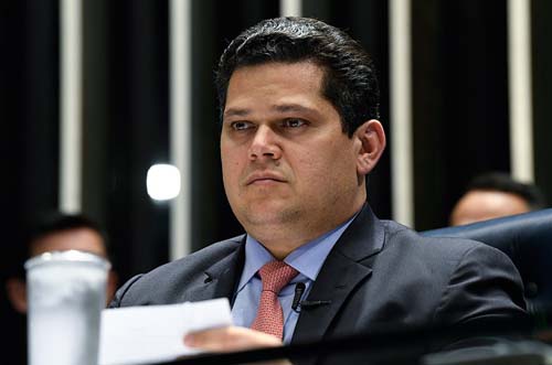 Davi Alcolumbre manifesta indignação com ameaças a senadores