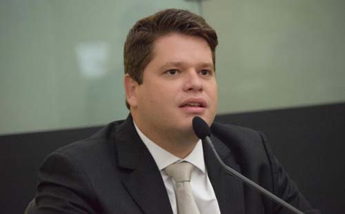 No Dia Nacional da Saúde, Davi elogia profissionais e denuncia maquiagem nos hospitais do estado