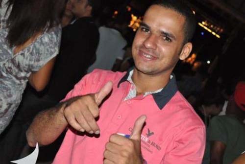 Jovem é perseguido, baleado e morto em frente a churrascaria em Arapiraca 