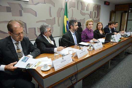 Debatedores cobram transparência de planos de saúde