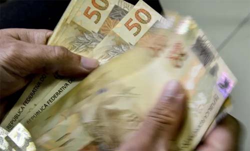 Aposentados do INSS que ganham acima do salário mínimo começam a receber 13º nesta sexta-feira