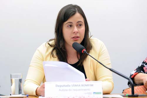 Comissão aprova obrigação de escola adotar medidas para acolher aluna que amamenta