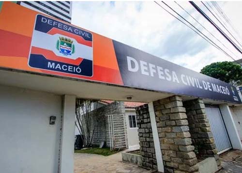 Barreiras deslizam em três pontos da capital e Defesa Civil é acionada