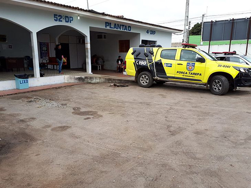 Mulher é esfaqueada, consegue fugir e faz denúncia que acaba na prisão de agressor