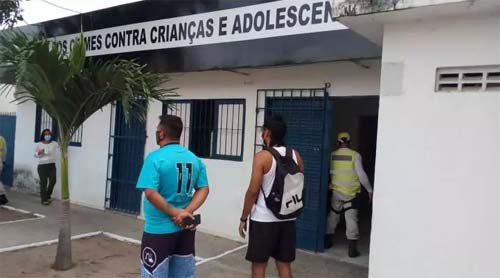 Turista é presa após espancar filho de 7 anos na orla de Jatiúca