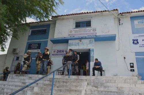 Suspeito esfaqueia militar após ser flagrado durante assalto