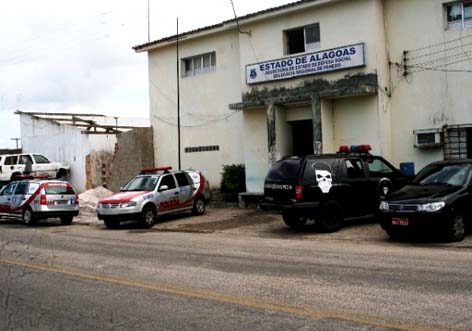 Parentes entregam foragido da delegacia de Penedo à Polícia Civil