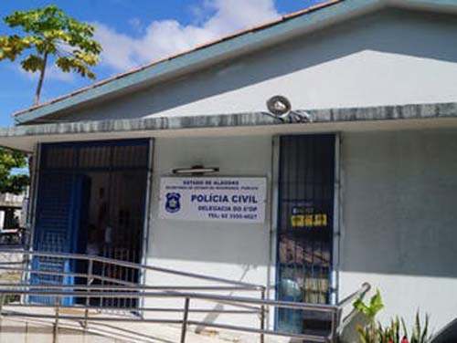 Suspeita de comandar tráfico de drogas, mulher é presa em Maceió