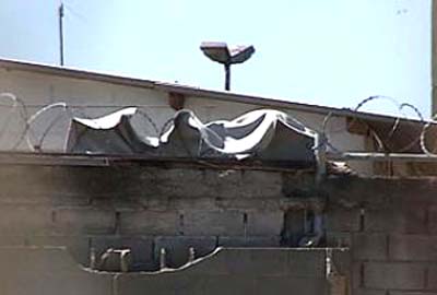 Durante banho de sol, dupla serra arames e foge por cima de muro de delegacia