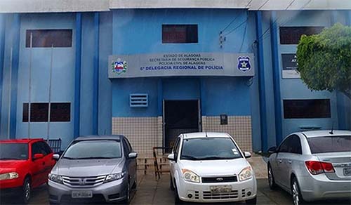 Homem de 32 anos é preso após tentar matar a companheira enforcada, em Penedo