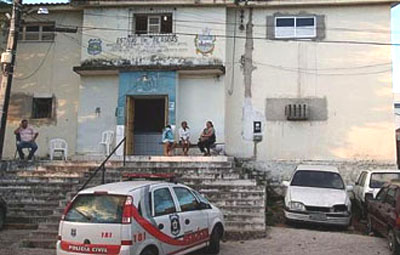 Onze presos furam parede e fogem da Delegacia de Delmiro Gouveia