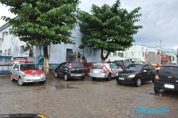 Presos se rebelam na delegacia de União e colocam fogo em roupas e utensílios que estavam no interior das celas. PM e PC contiveram a rebelião